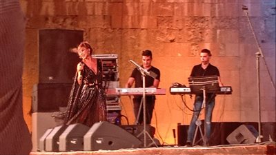 نوال الزغبي تعتلي مسرح المحكية وتطلع حفلها بأغنية ياساحرني جمالك