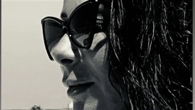 بهذه الطريقة.. منى زكي تودع فصل الصيف