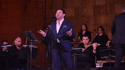 وسط حضور الآلاف هاني شاكر يطلق حفلته بالقلعة على أنغام 