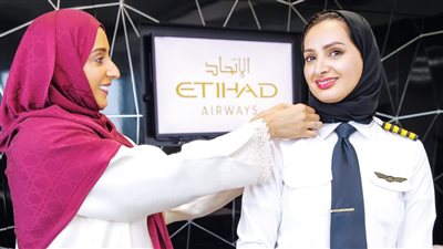 في يوم المرأة الإماراتية.. الاحتفال بتعيين عائشة المنصوري كأول كابتن طيار إماراتية تقود طائرة مدنية 