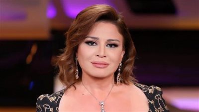 شاهد.. إلهام شاهين تبهر الجمهور بإطلالة شتوية من روسيا 