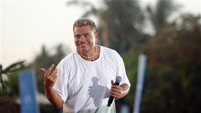 عمرو دياب يتألق ويشعل شاطئ جدة وسط حضور جماهيري كبير