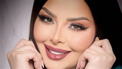 بمكياج جرئ.. ديانا كرزون تستعرض جمالها 