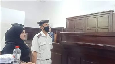 أول ظهور ومواجهة للأم المتهمة بقتل طفلتها روجينا بمشاركة 5 متهمين بجنايات المنصورة (فيديو)