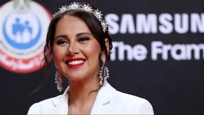 ياسمين رئيس بين عشيقين في فيلم 