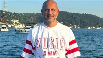 عزيز الشافعي يحتفل بنجاح أغنية 