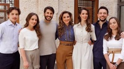 الملكة رانيا تتوسط عائلتها بعيد ميلادها الـ52