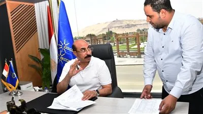 محافظ أسوان يعتمد الدفعة الأولى لتمليك منازل منطقتي العبابدة والبشارية (صور)