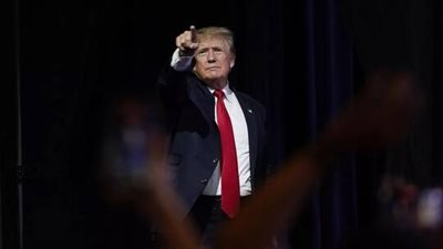 ترامب يهاجم بايدن: مجنونا أو يعاني من الخرف