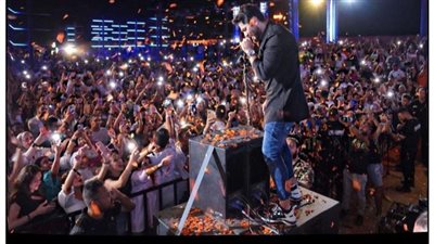 حضور جماهيري ضخم.. هذا هو شعار حفل تامر حسني مساء أمس بالساحل