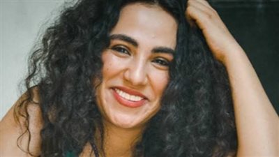 زينب غريب تتألق في أحدث ظهور على شاطئ البحر برفقة كلبها 