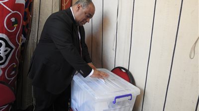 نقيب محامي شمال القاهرة يدلي بصوته في انتخابات المحامين ويشيد بالتنظيم 