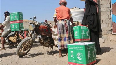 مركز الملك سلمان للإغاثة يوزع سلال غذائية في اليمن
