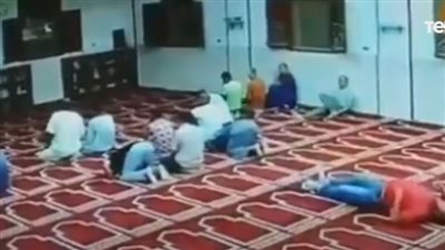 حسن الخاتمة.. شاهد لحظة وفاة رجل أثناء صلاة الفجر بأحد مساجد الغردقة