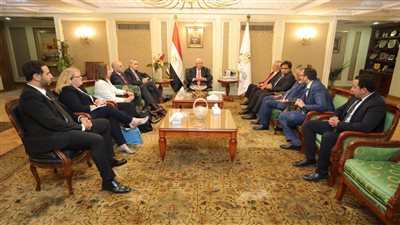 وزير التعليم العالي يعقد اجتماعًا مع وفد جامعة كوين مارجريت البريطانية