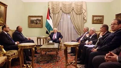 خلال إقامته بالقاهرة.. رئيس دولة فلسطين يستقبل وزير الخارجية سامح شكري