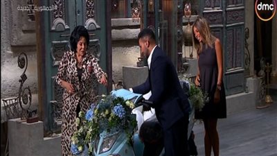 على الهواء.. زوجة أحمد سعد تفاجئه بموتوسيكل بمناسبة عيد زواجهما 