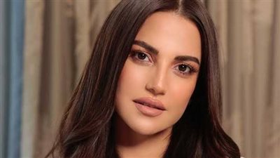 شاهد..أحدث إطلالة للفنانة اللبنانية درة بالأزرق و الأبيض