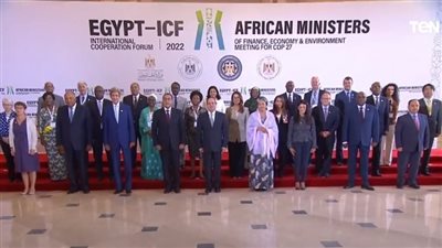 شاهد.. السيسي يلتقط صورة تذكارية مع المشاركين بمنتدى مصر للتعاون الدولي 