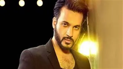 بصورة مع خطيبته.. إيساف يعلن خطوبته