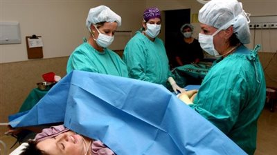 أستاذ نسا وتوليد: معظم الولادات القيصرية بطلب من السيدات الحوامل 