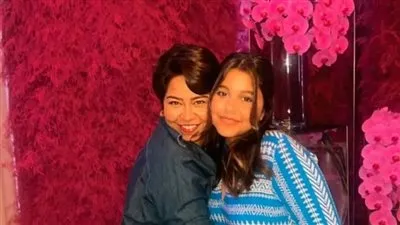 شيرين عبد الوهاب برفقه ابنتها في فيديو على أغنية 