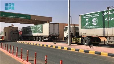 عبر منفذ الوديعة.. 23 شاحنة إغاثية سعودية تتوجه إلى اليمن 