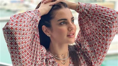 بالأصفر.. درة تتألق في أحدث جلسة تصوير لها