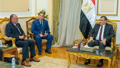 وزير الإنتاج الحربي يجتمع مع مسؤولي شركة 
