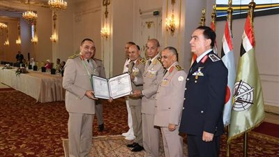 وزير الدفاع والإنتاج الحربي يكرم قادة القوات المسلحة المحالين للتقاعد