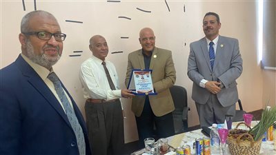 رئيس جامعة أسوان يكرم عميد معهد البحوث والدراسات الأفريقية لبلوغه سن التقاعد
