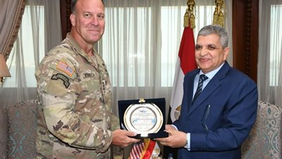 رئيس هيئة قناة السويس يستقبل قائد القيادة المركزية الأمريكية