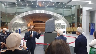 خبراء يتساءلون: لماذا يقبل متحف الحضارة نسخة مقلدة لحجر رشيد هدية من بريطانيا؟