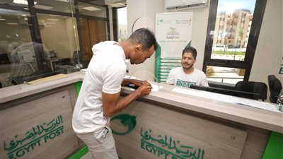 توافد مئات العمالة غير المنتظمة على مجمع 