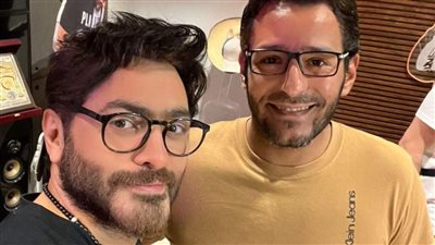 تامر حسني يجتمع بفريق عمل ألبومه 