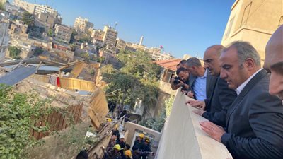 انهيار عقار في العاصمة الأردنية عمان.. ورئيس الوزراء يتفقد وضع الإنقاذ 