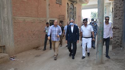 محافظ القليوبية يُتابع إزالة مخالفات البناء بقرية جمجرة ببنها (صور)