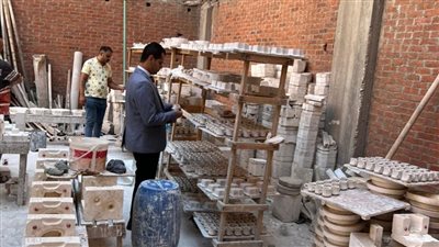 ضبط مصنع بلاستيك ومصنع أواني صيني يستخدمان مواد خام مجهولة المصدر بالدقهلية