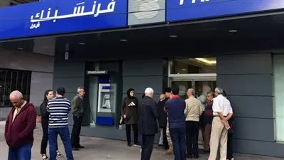 البنزين كلمة السر.. التفاصيل الكاملة لاقتحام المصارف في لبنان