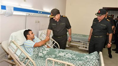 رئيس أركان حرب القوات المسلحة يزور مصابى العمليات الحربية بالمجمع الطبى 