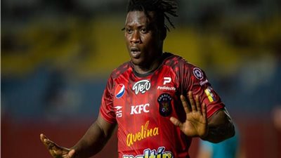 تعرف على آخر تطورات موقف سامسون أكينيولا مع الزمالك.. موعد وصوله للقاهرة