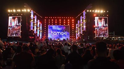 مسرح على الطريقة العالمية في حفل حماقي بالإسكندرية