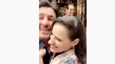 شاهد.. موقف محرج للفنان هاني شاكر أمام زوجته في سوريا 