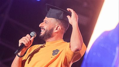 بالصور.. حماقي يواصل سيطرته على أضخم حفلات التخرج بالإسكندرية 