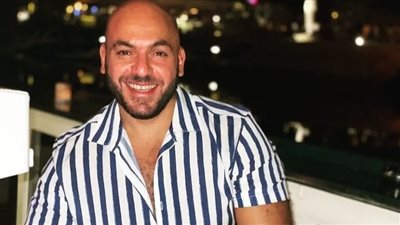 شاهد..عمر طلعت زكريا يشارك جمهوره بصورة جديدة من كواليس مسلسل 