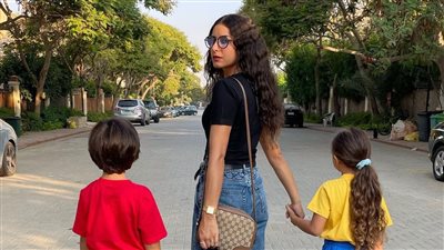 بهذه الطريقة.. شريف رمزي وزوجته يحتفلان بعودة المدارس