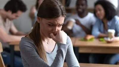 أستاذ طب نفسي: احمرار الوجه وسرعة ضربات القلب ليس خجلا وإنما مرض (فيديو)