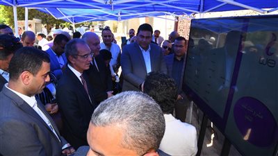 وزير الاتصالات ومحافظ قنا يتفدان مركز إبداع بجامعه جنوب الوادى