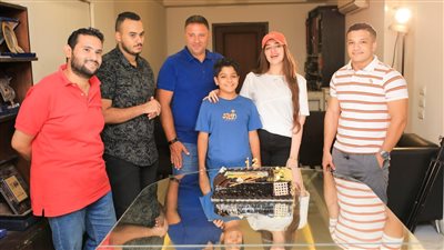 تامر عبد المنعم والطفل محمد أسامة يحتفلان بعرض 