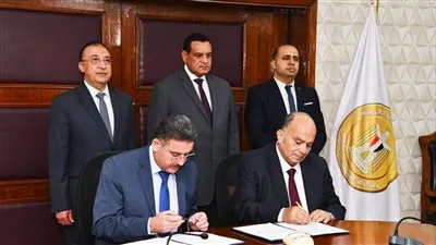 وزير التنمية المحلية يشهد توقيع عقد المنظومة الجديدة للمخلفات بين محافظة الإسكندرية و